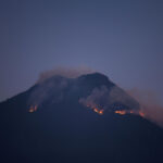 El incendio del volcán de Agua consume 50 hectáreas de bosque